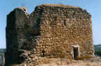La torre, aunque muy desmochada y presentando ruinosa la esquina de la izquierda, es de importantes dimensiones e interesante estructura. La puerta que se observa en la fotografía se practicó con posterioridad a la obra original. La aspillera o saetera que hay en esta cara comunica con la sala superior de la torre. (C. Calvo Aguilar).
