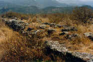 Restos murarios de una antigua fortificaci�n (anterior a �poca medieval) en el cerro del Algarrobo de Fuensanta. (C. Calvo Aguilar.)