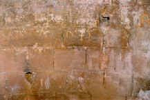 Detalle de los mechinales en el interior de la sala de la torre de la Dehesilla. (C. Calvo Aguilar.)