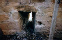 Interior de una saetera en la atalaya de Fuente �lamo. (C. Calvo Aguilar.) 